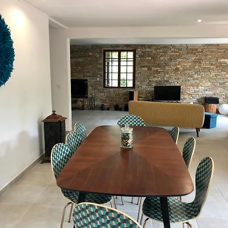 Avec Piscine A Villa